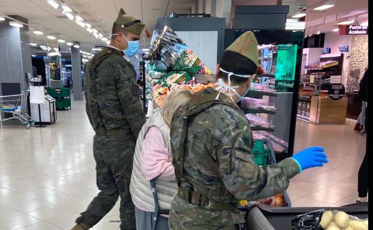 Dos legionarios en tareas de vigilancia en Mercadona de Almerimar