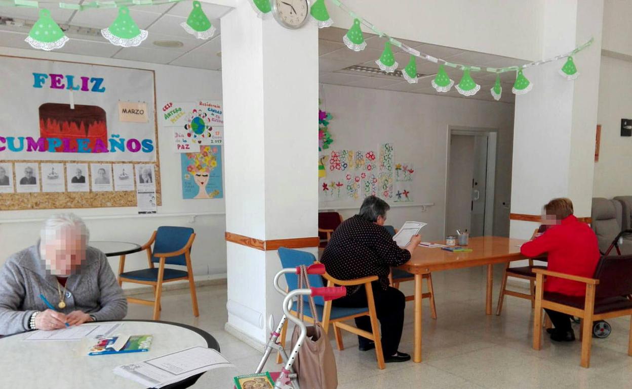 La Residencia 'Ciudad de El Ejido' conecta a usuarios y familiares por videoconferencia
