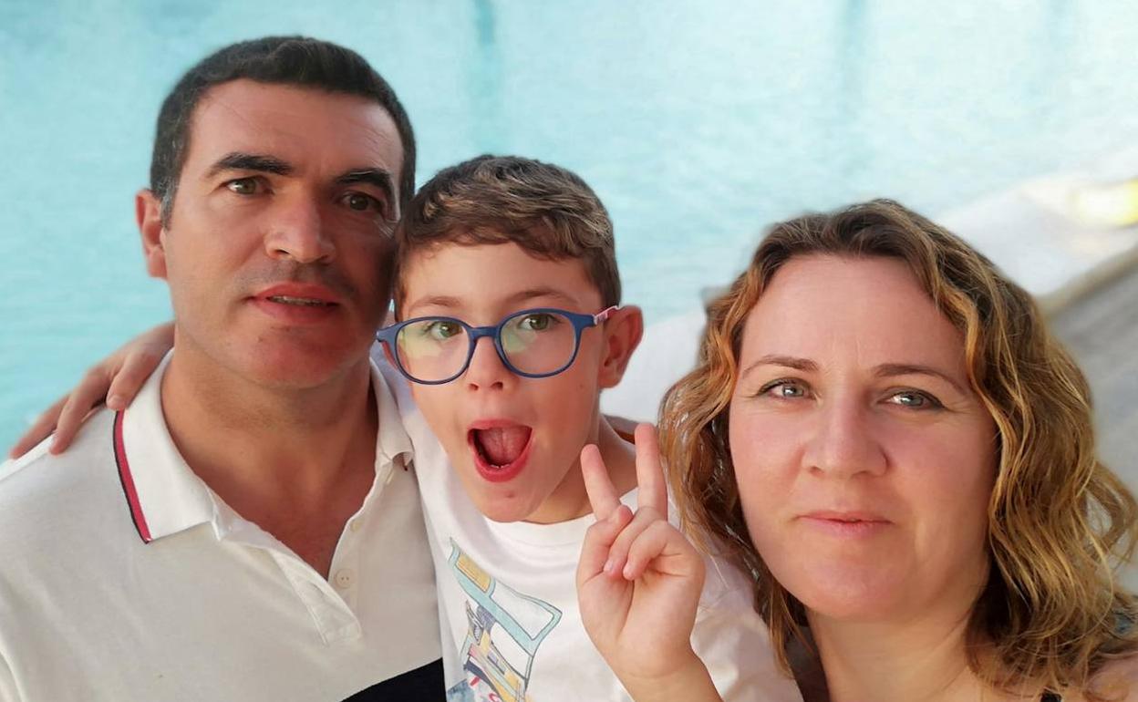 Rafael Fernández, Juan Antonio Fernández y Sonia Cano, durante sus últimas vacaciones en familia. 