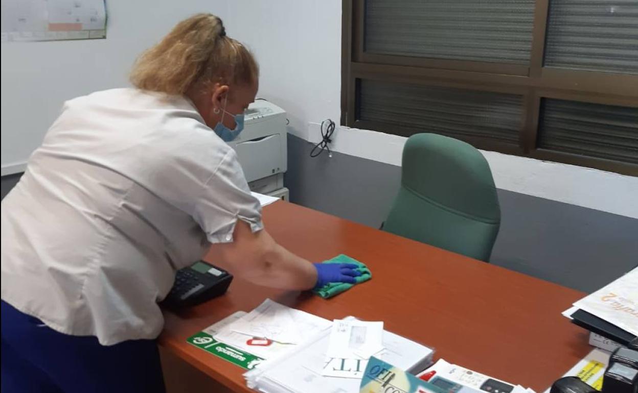 El contrato con la empresa de limpieza Prosal se irá levantando en función de las necesidades