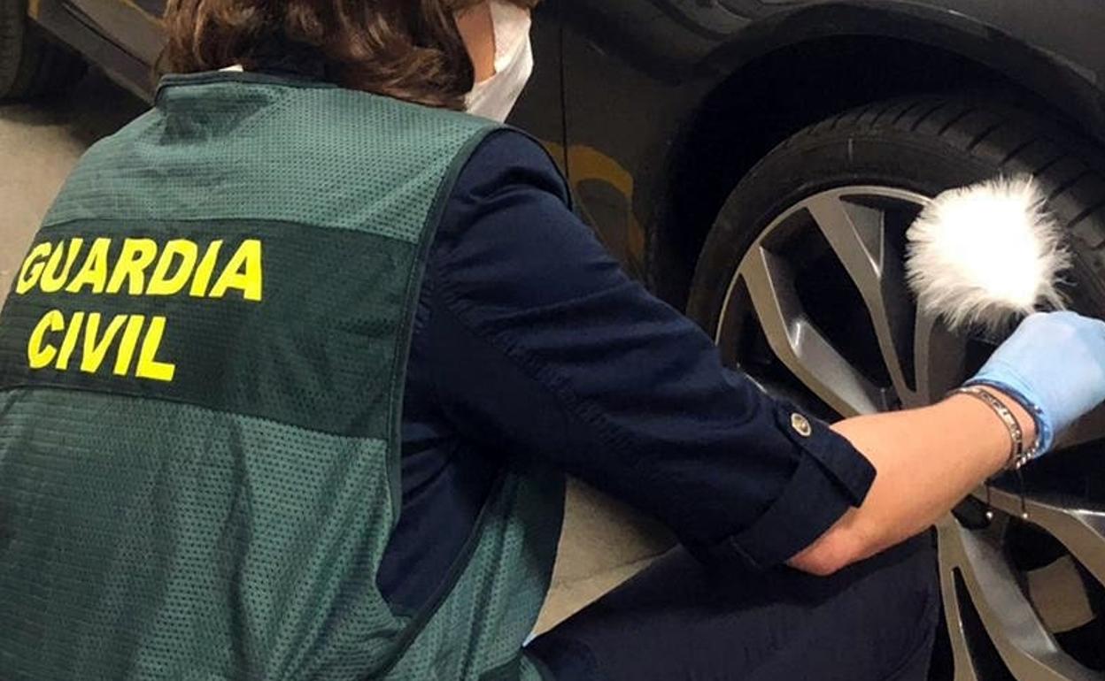 Sucesos en Almería | El Ejido | Cazada tras pinchar las ruedas a más de 50 vehículos de sus vecinos en Almerimar