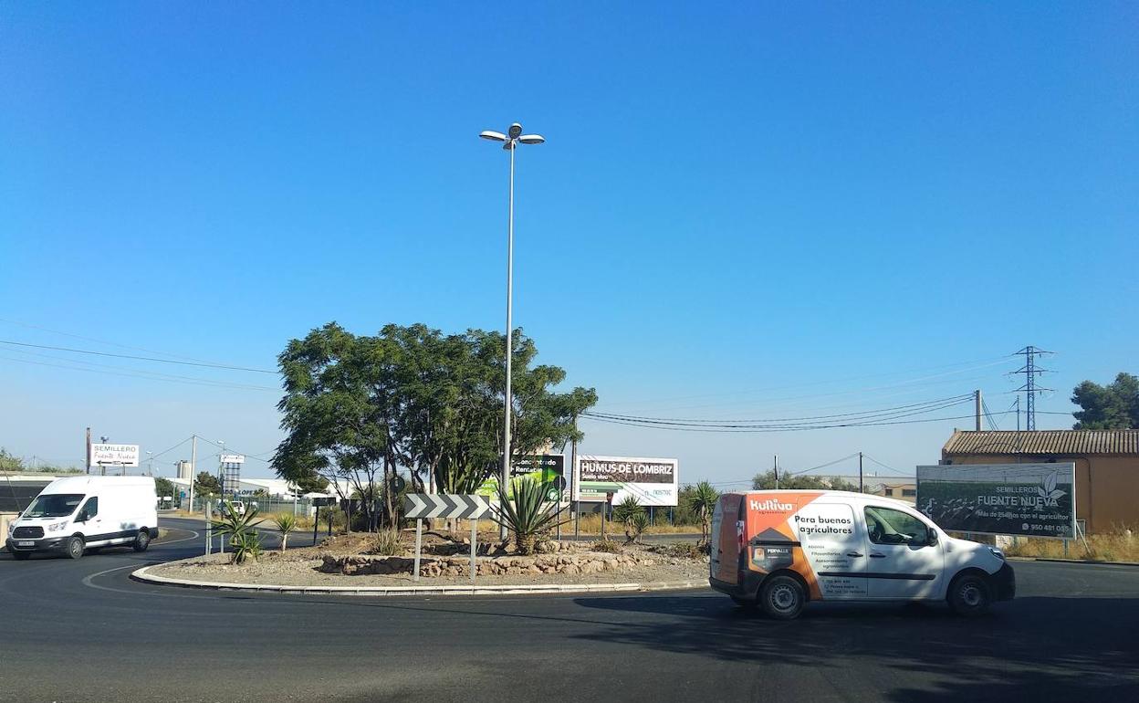 Un choque frontal entre un vehículo y una moto en la rotanda de Indasol deja un herido