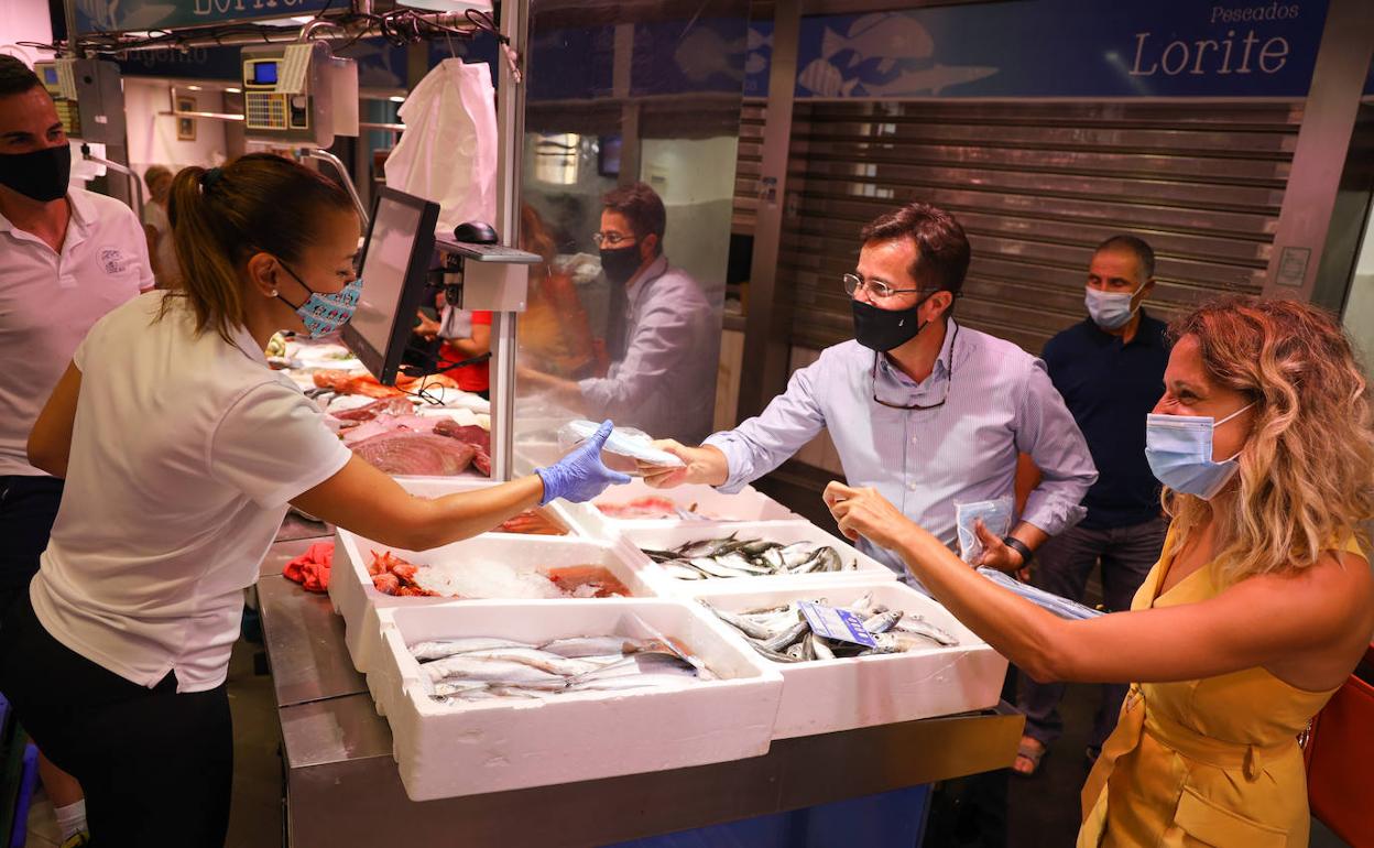 El Ayuntamiento de El Ejido reparte 40.000 mascarillas entre los comercios locales