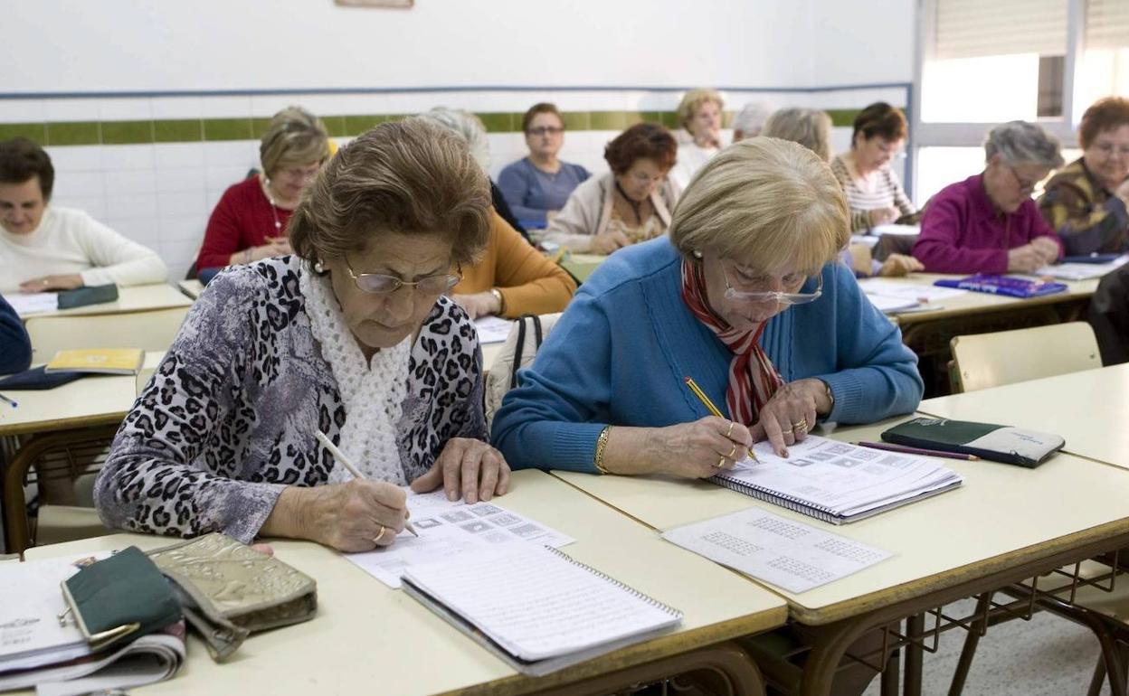 Educación en Almería | Unos 800 ejidenses se matriculan en Educación para Adultos este curso