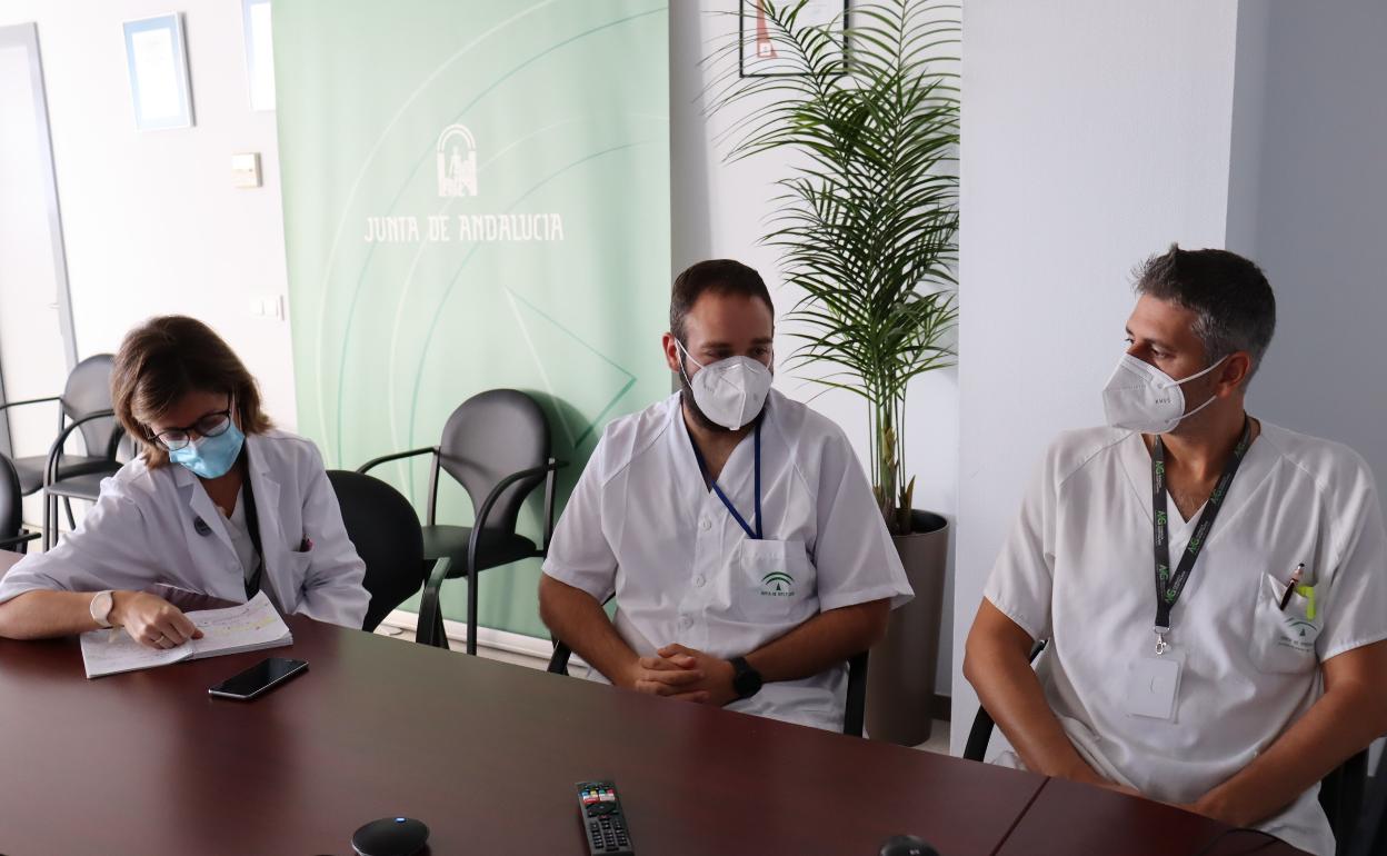 Mari Ángeles Castro, Antonio Baños y Joaquín Urda, durante el encuentro con IDEAL. 