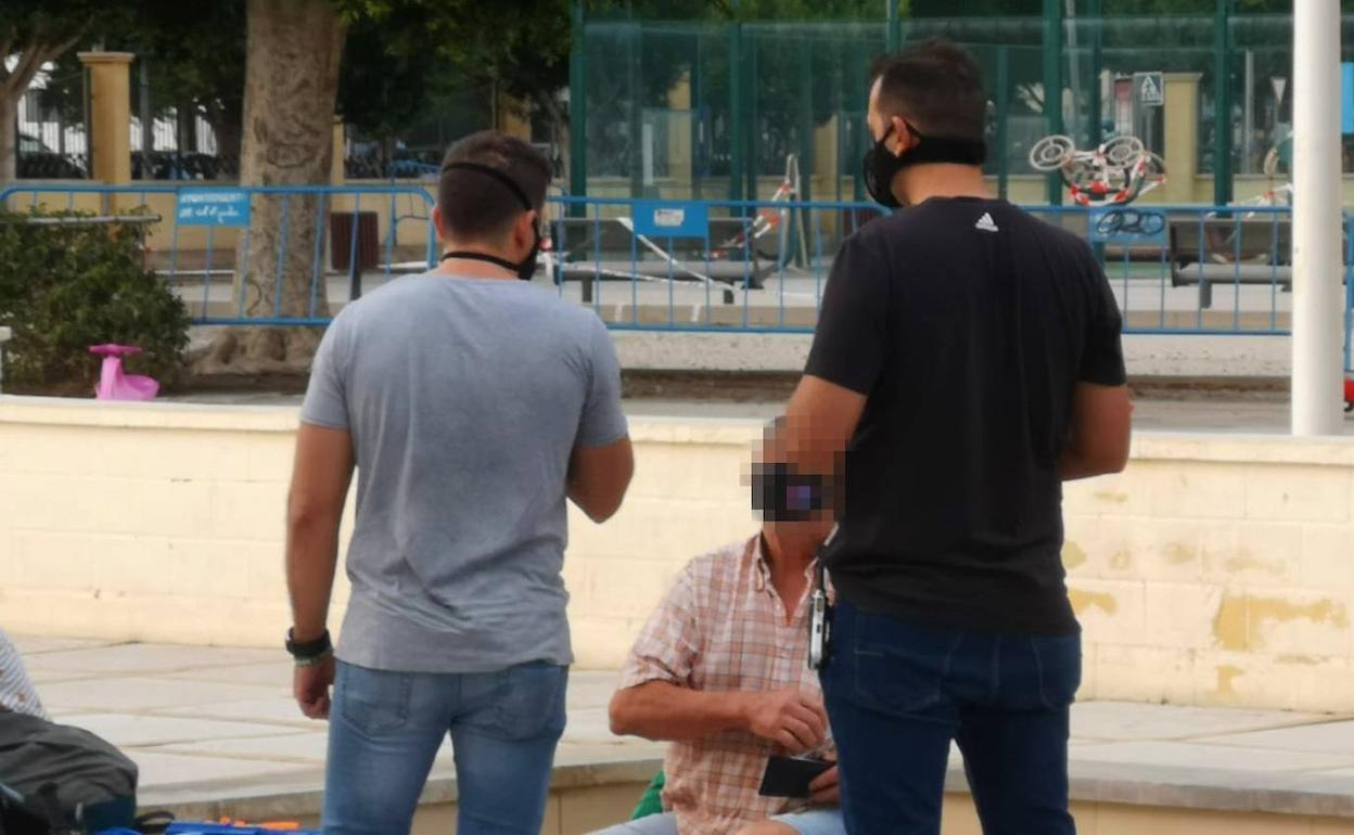 La Policía Local interpone denuncias a 19 personas y cierra un establecimiento