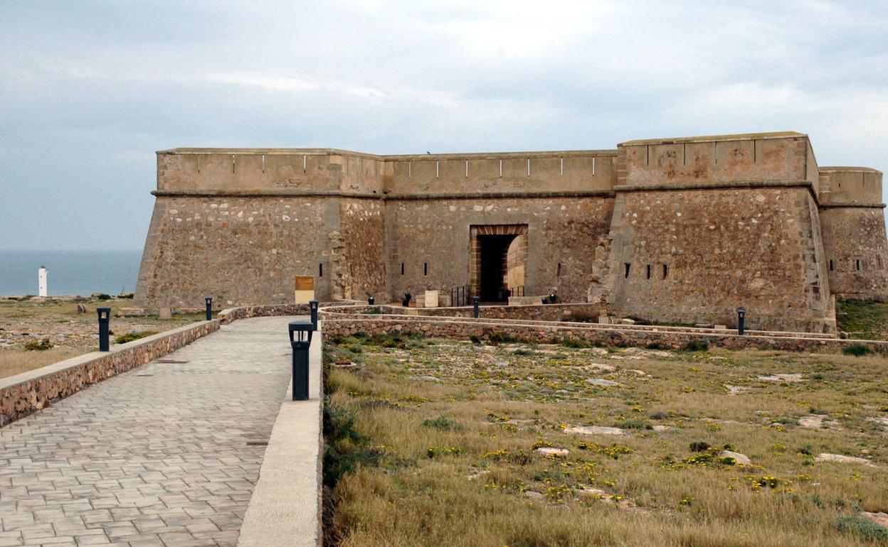 Acceso al Castillo de Guardias Viejas.