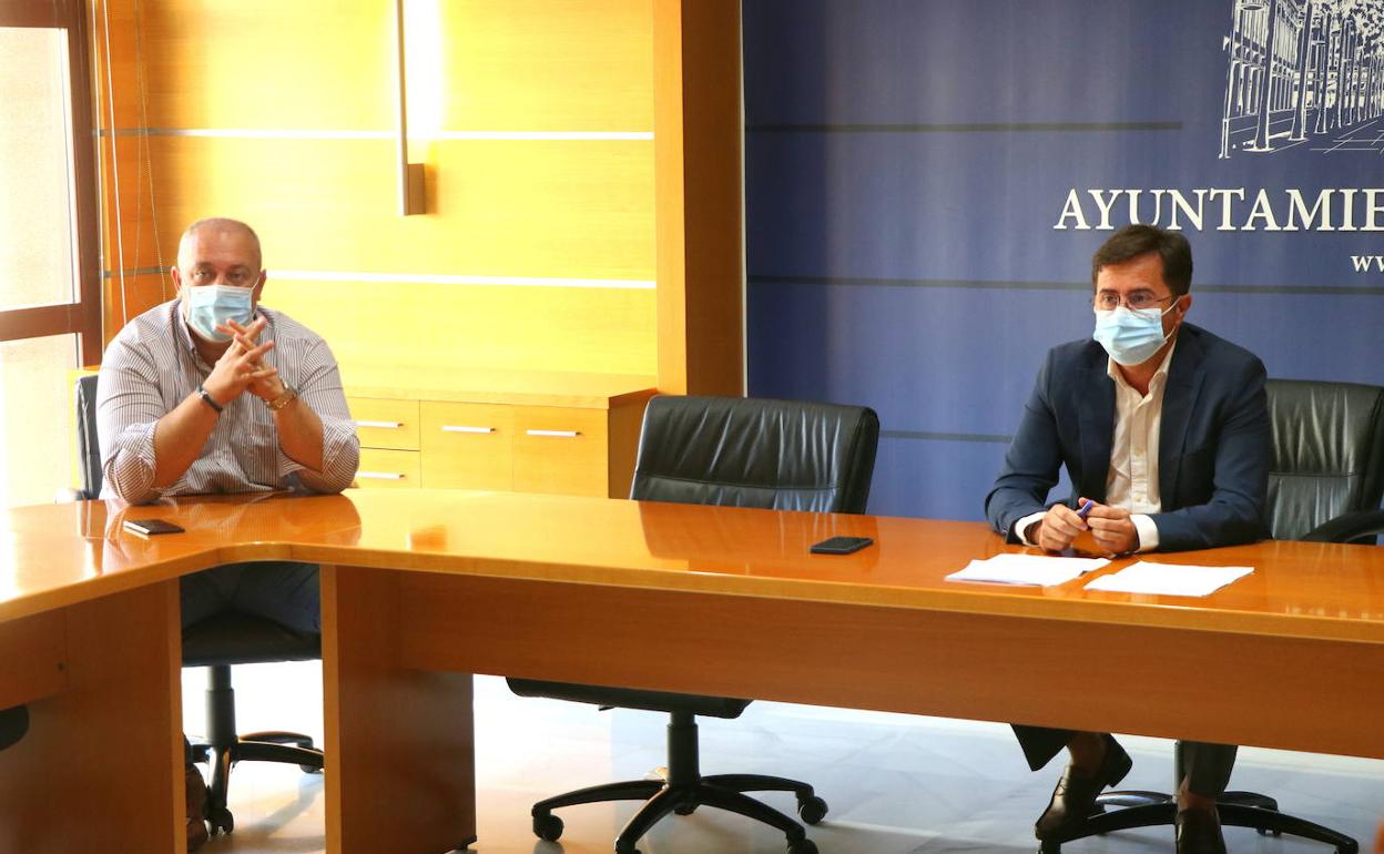 José Francisco Rivera y Francisco Góngora, durante la Junta de Gobierno. 
