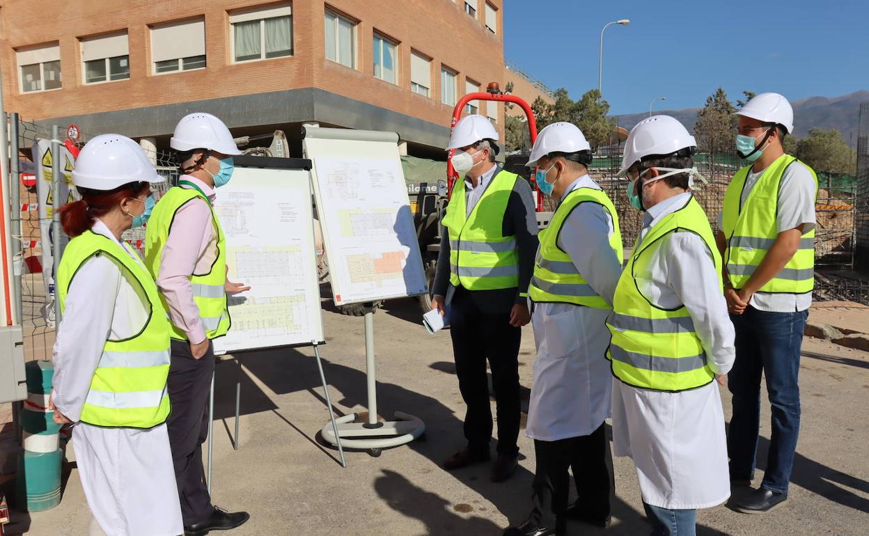 Visita del delegado de Salud a las obras que se realizan en el hospital de poniente. 