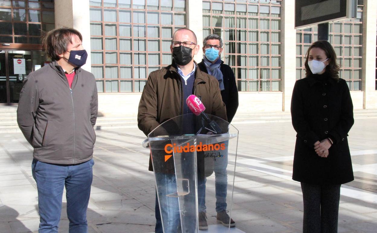 Cs pide una rebaja en el IVA de la luz hasta el 10% y anuncia un plan con iniciativas para rebajar su coste