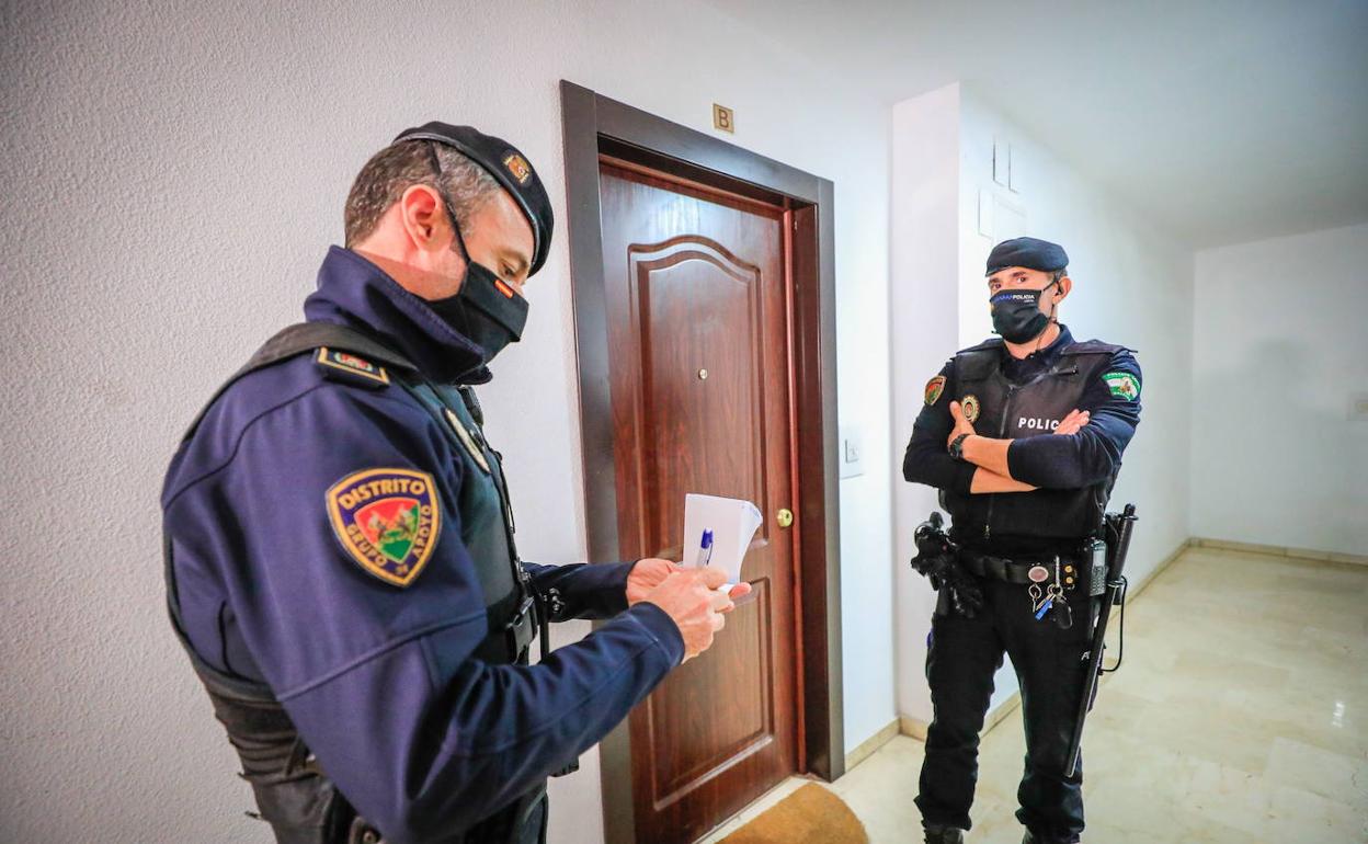 Desalojan dos fiestas ilegales en El Ejido y denuncian a tres establecimientos hosteleros