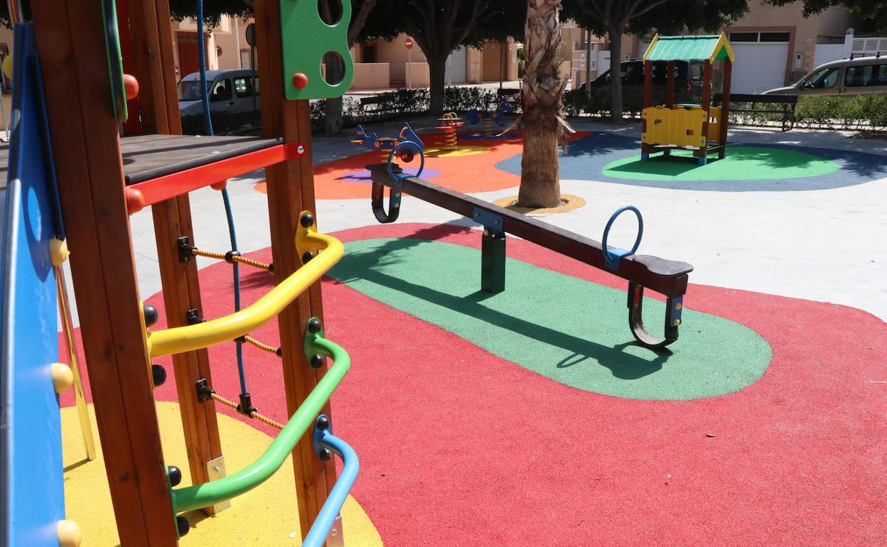 Uno de los parques del municipio donde se han instalado nuevos juegos infantiles. 
