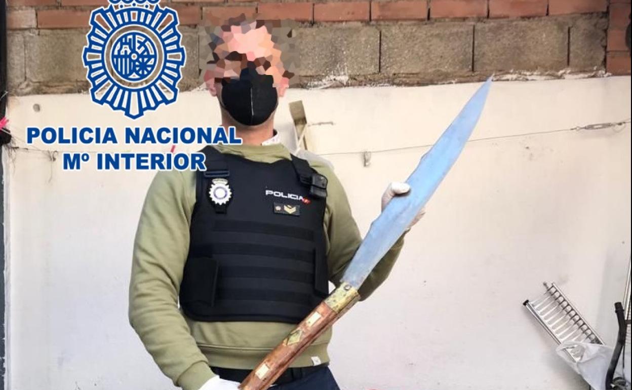 Sucesos en Almería | Los cortes de luz delatan un cultivo de 'maría' en El Ejido escondido tras una puerta que simulaba ser un frigorífico