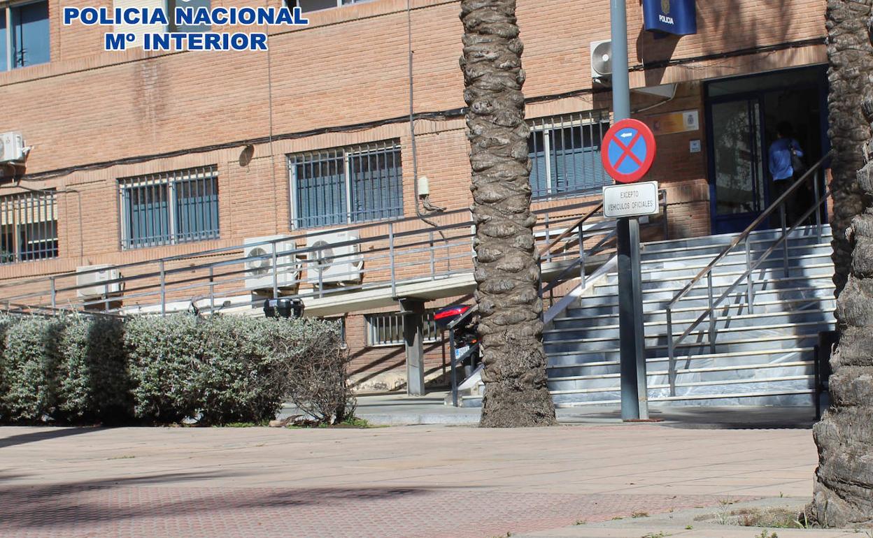 Intento de suicidio en Almería | La Policía Nacional auxilia a una mujer en El Ejido que había intentado quitarse la vida