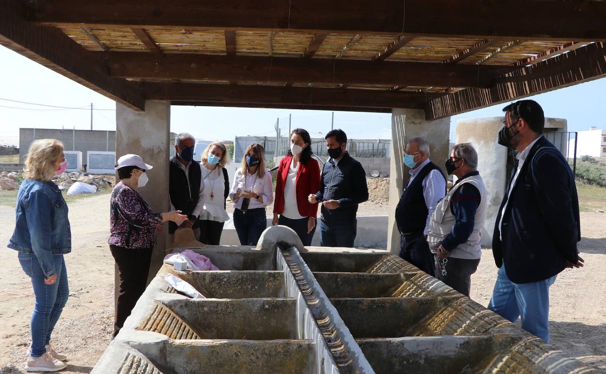 Miembros de la asociación Ángel Aguilera Alférez, representantes municipales y ciudadanos, en el enclave. 
