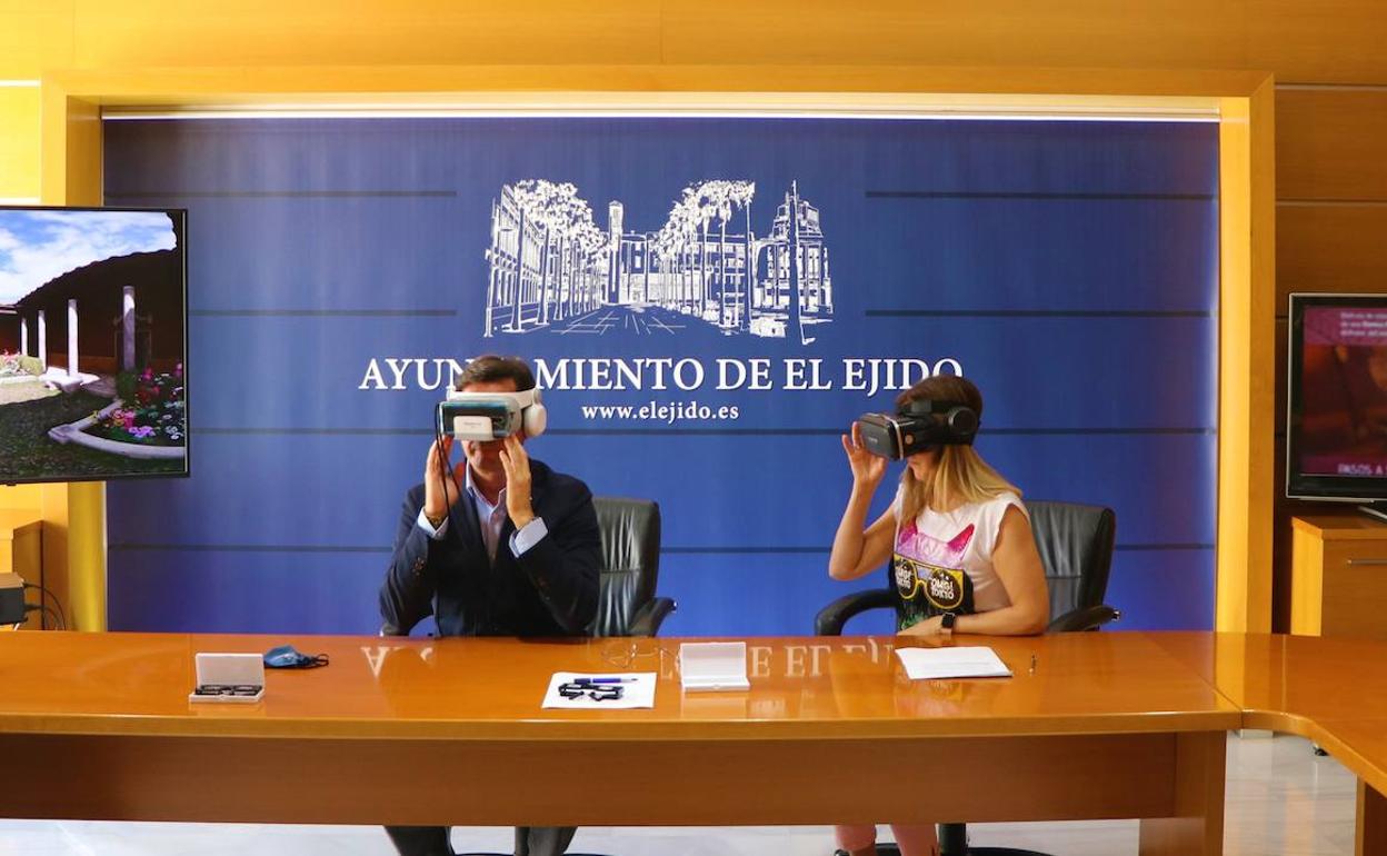 Francisco Góngora y Julia Ibáñez con las gafas y el vídeo en 3D y 360 grados. 