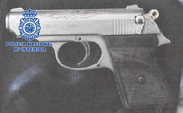 Un menor roba en una cafetería de El Ejido con una pistola al grito de «dame el dinero de la caja, esto es un atraco»