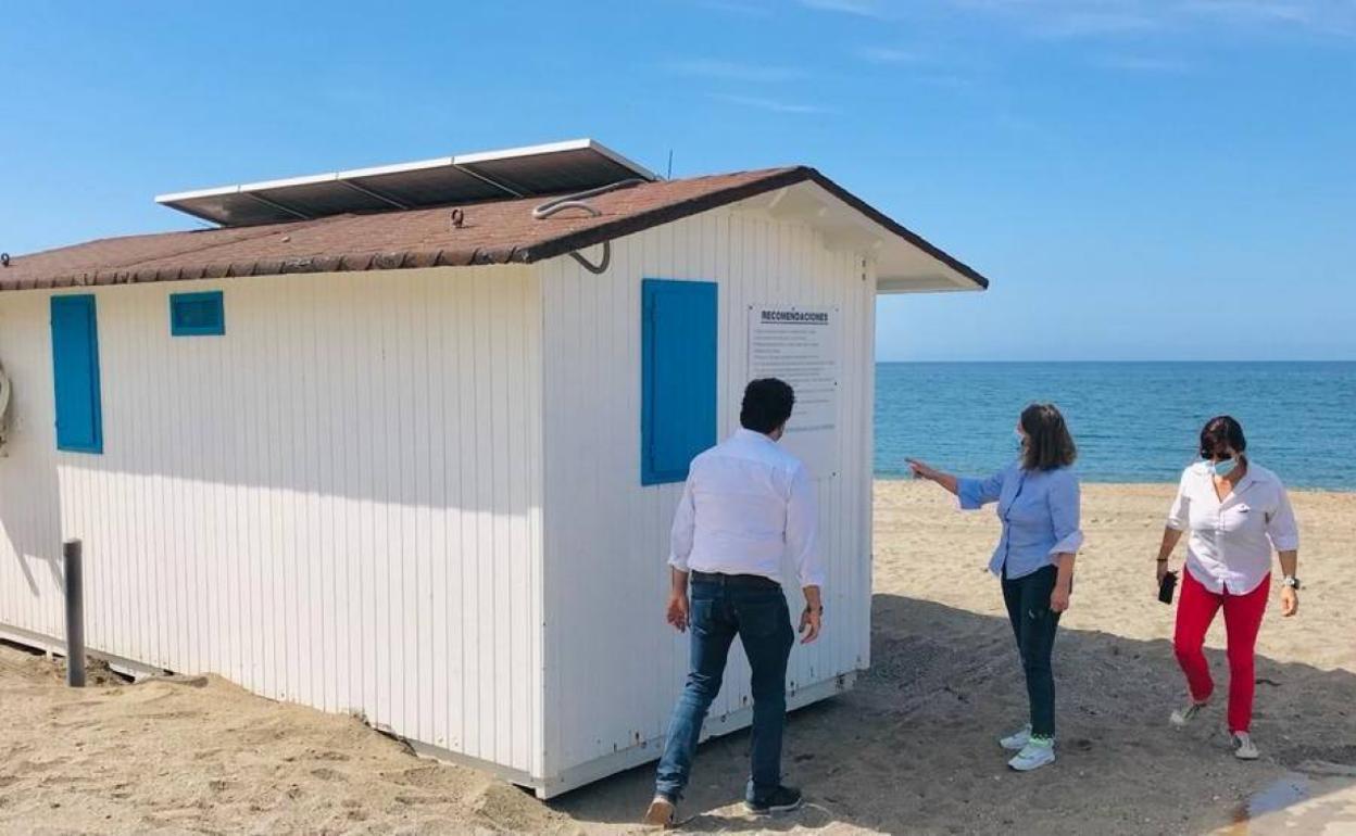 Luisa Barranco comprobando la instalación de los módulos en las playas. 
