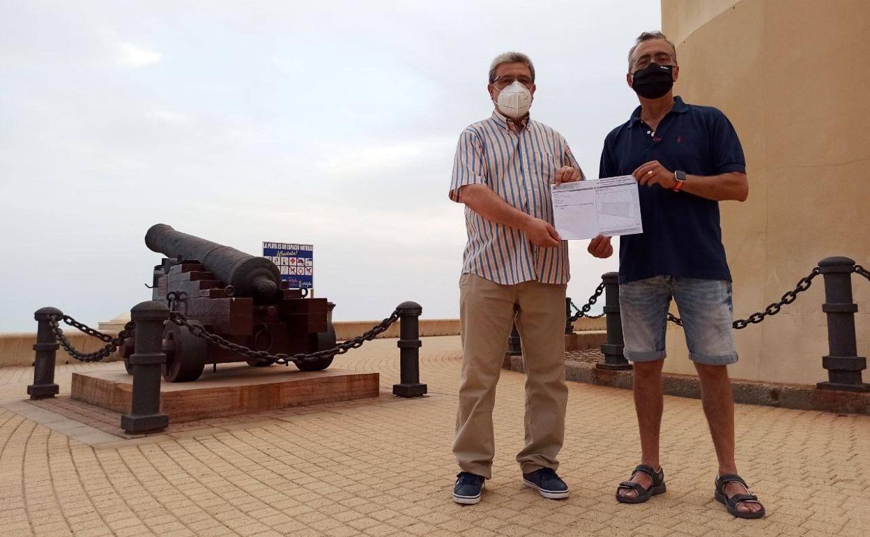 Francisco Díaz y José Antonio Peña con las alegaciones presentadas. 