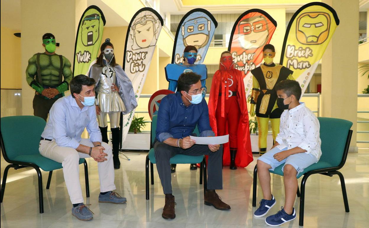 Alberto González, Francisco Góngora y Ahmed Elili junto a los Súper Recicladores. 