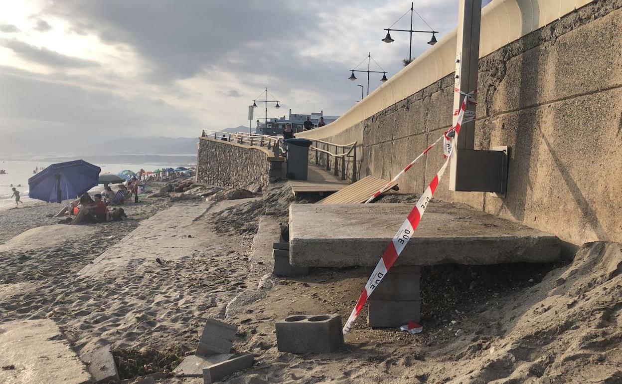 Balerma le araña arena al mar para recuperar una playa que el Poniente hace desaparecer