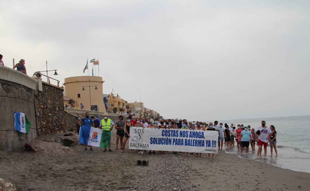 Al paso de la marcha por la playa de la Torre de Balerma se puede apreciar el poco espacio de playa que queda bajo el paseo marítimo en algunos puntos. 