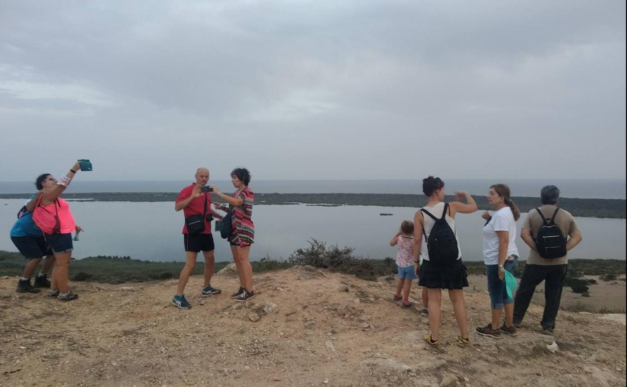 Algunos de los participantes en los itinerarios de este verano por Punta Entinas Sabinar. 
