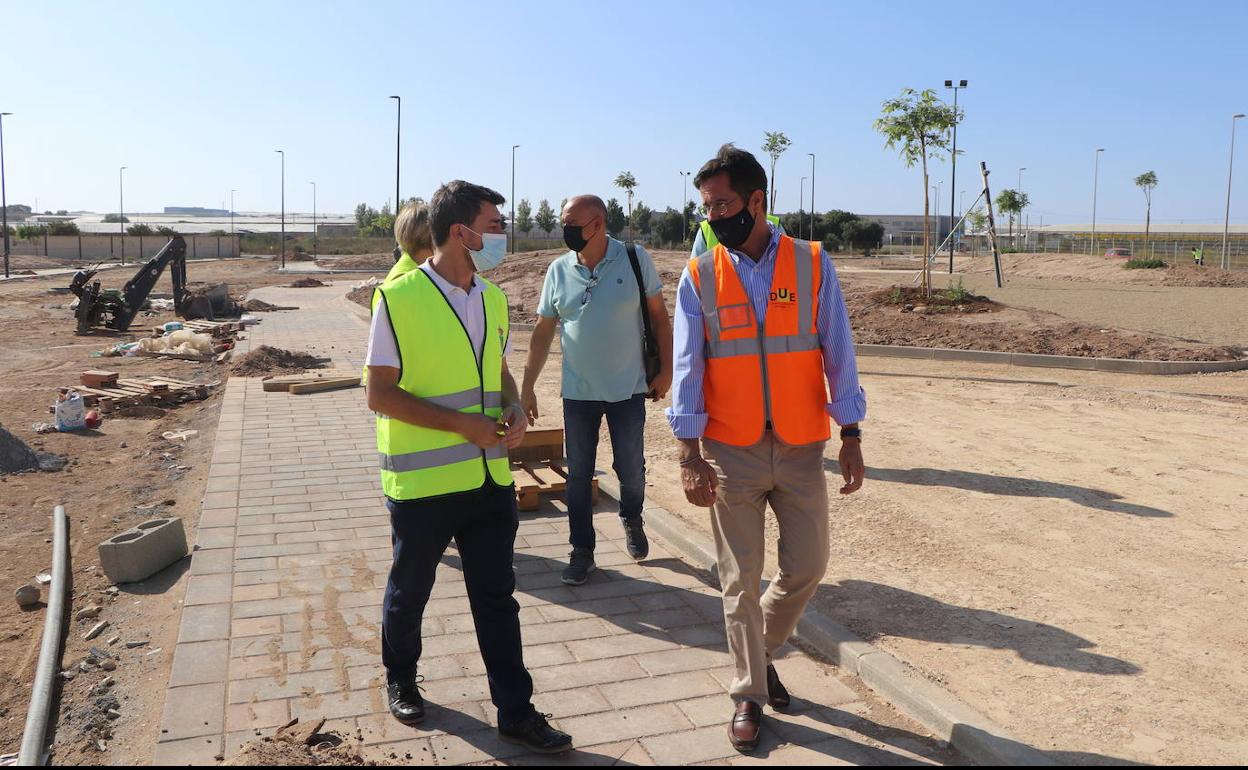 Alberto González, Carlos Martín y Francisco Góngora, recorriendo el nuevo parque. 
