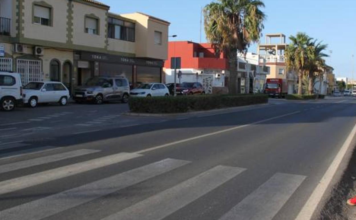 Accidente laboral en Almería | Muere un trabajador de unos 40 años tras precipitarse desde diez metros en una nave de El Ejido