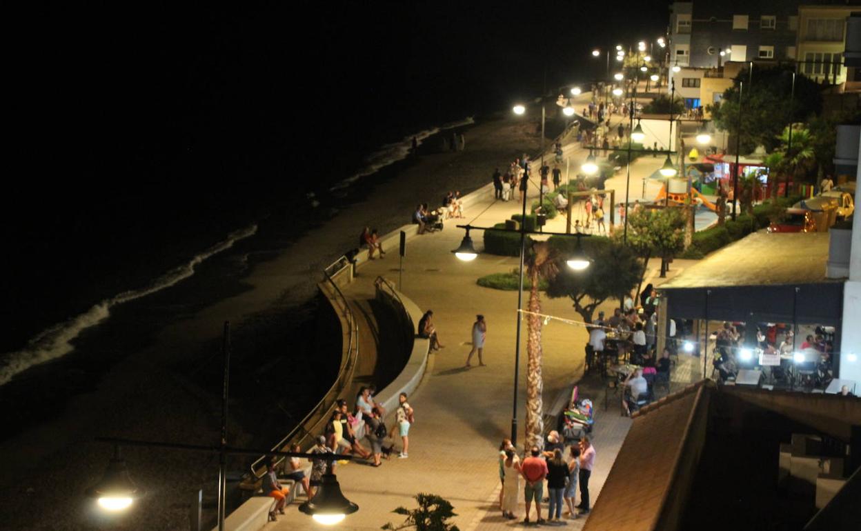 El gobierno local sustituirá todas las luminarias del Paseo Marítimo de Balerma