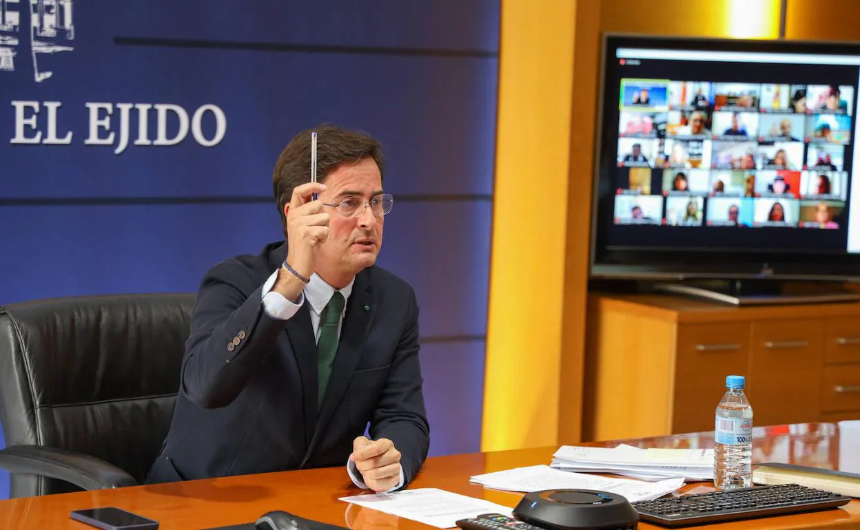 Francisco Góngora, durante la votación de uno de los puntos del orden del día del Pleno ordinario municipal. 