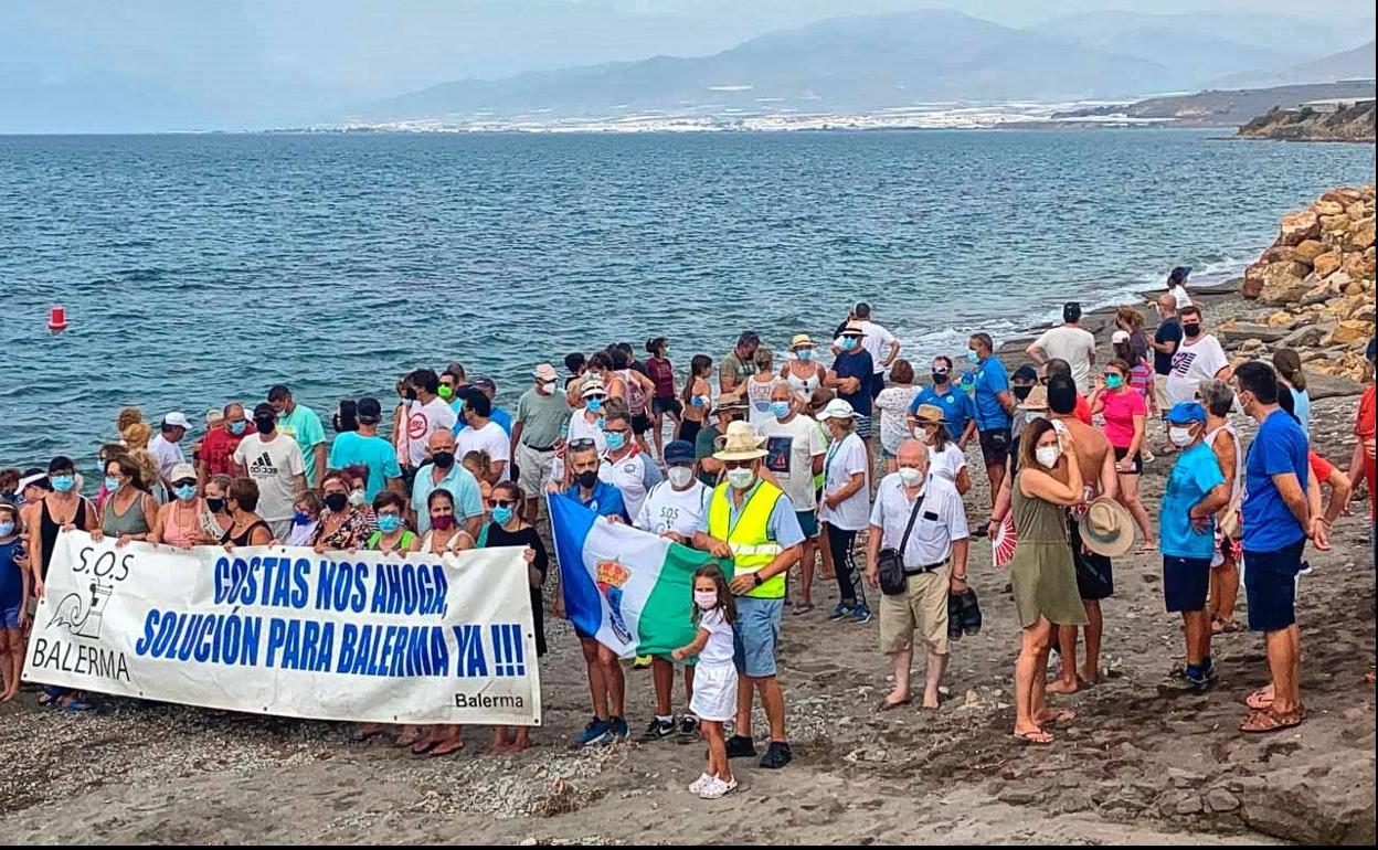 Los balermeros se manifestaron este verano por la defensa de su costa mostrando el estado en el que está. 