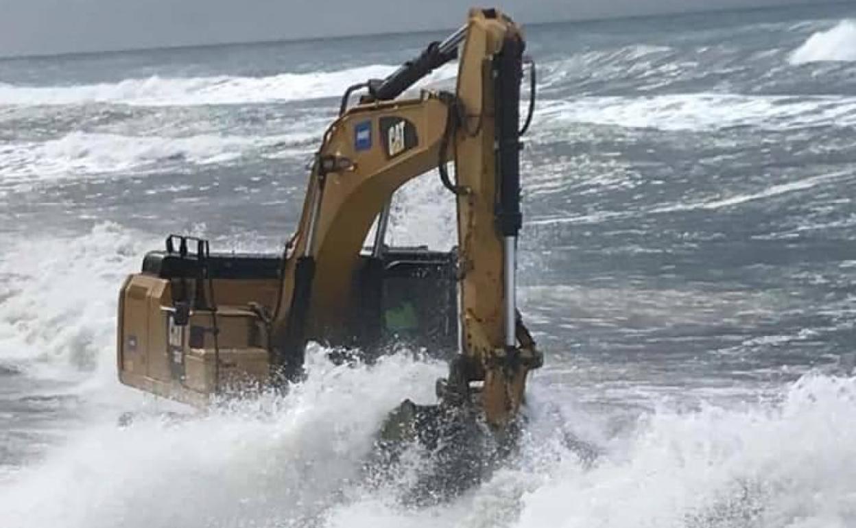 Una máquina lucha contra el temporal en Balerma. 