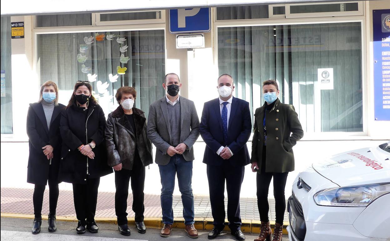El delegado de Igualdad visita las asociaciones de discapacidad Asprodesa y Vivir en El Ejido