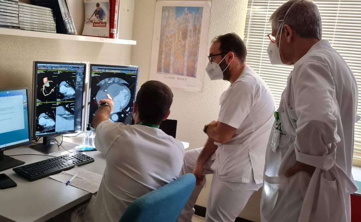 José Castillo, Javier Galera y José Carlos Sánchez, analizando las imágenes obtenidas durante el Cardio-TC. 