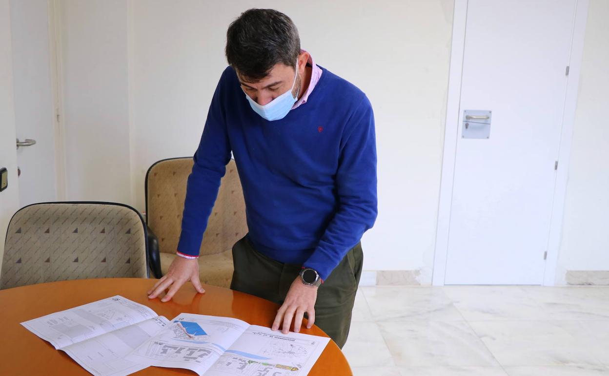 El concejal de Obras Públicas, Alberto González, con el proyecto. 