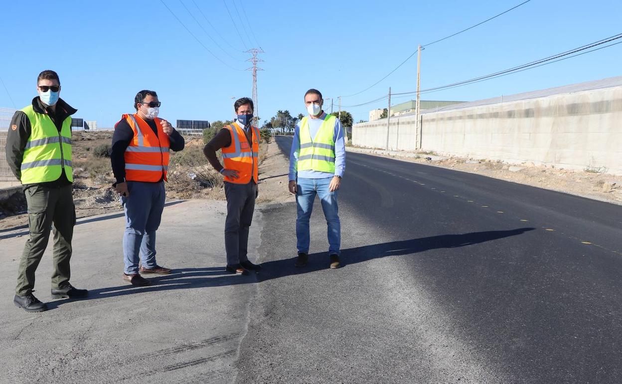 Francisco Góngora y Francisco Pérez, comprobando la finalización de las obras en la vía. 