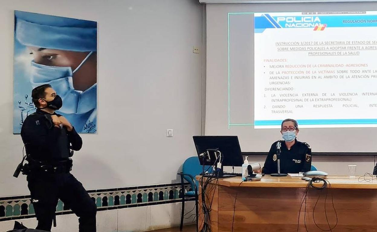 Los profesionales del Poniente se forman frente a agresiones