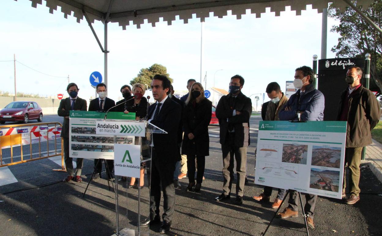 Muñoz-Atanet junto a miembros de la Junta de Andalucía en Almería y del Ayuntamiento de El Ejido. 