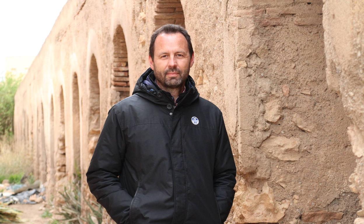 Samuel Caro junto a uno de los elementos sobre los que piden más protección como es el Acueducto Cañada Cortés. 