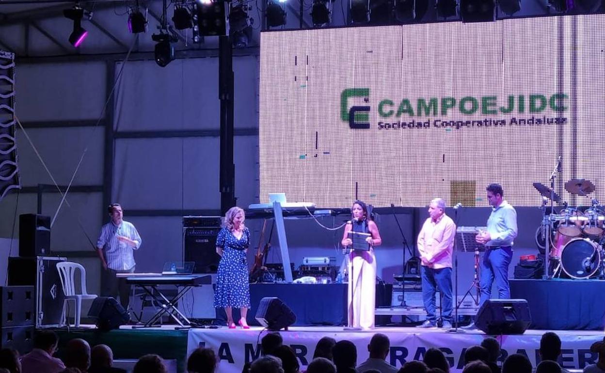 Los periodistas Inmaculada Acién y Fran Fernández, de IDEAL y Onda Cero, con la presidenta del Parlamento andaluz, Marta Bosquet, y el Portavoz de la Mesa de Trabajo por la Estabilización de la Playa de Balerma, José Antonio Peña. 