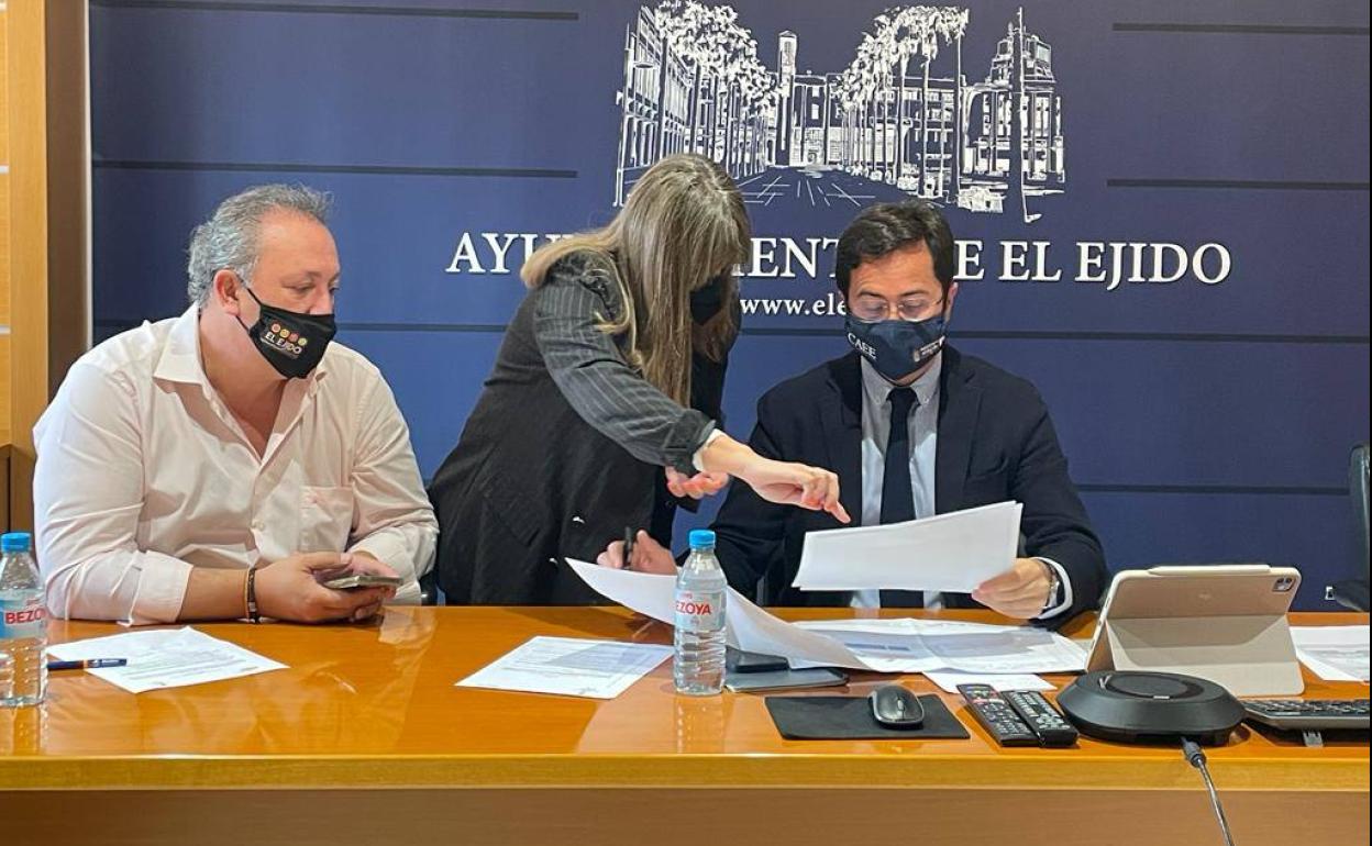 José Francisco Rivera, Luisa Barranco y Francisco Góngora, durante la Junta de Gobierno..
