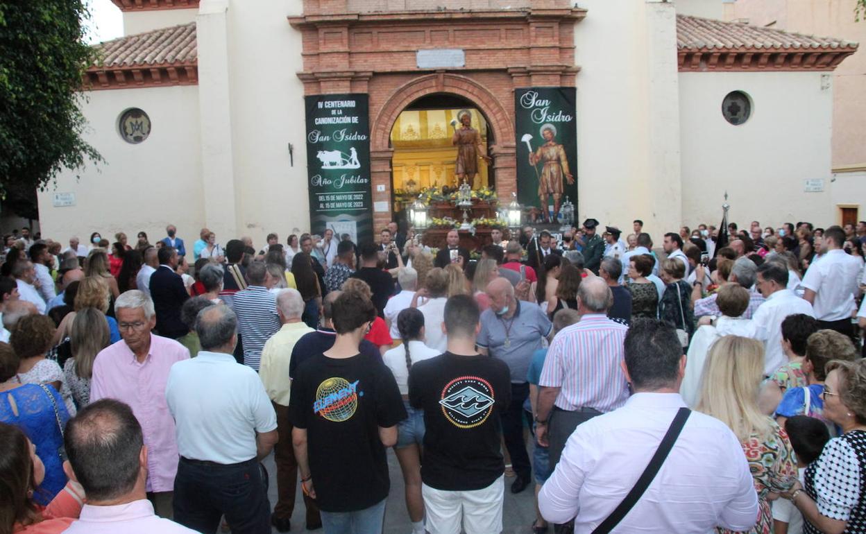 Los ejidenses acompañan a su patrón por las calles del municipio