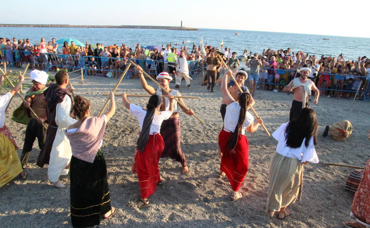 Fieros corsarios piratas toman la playa de Almerimar
