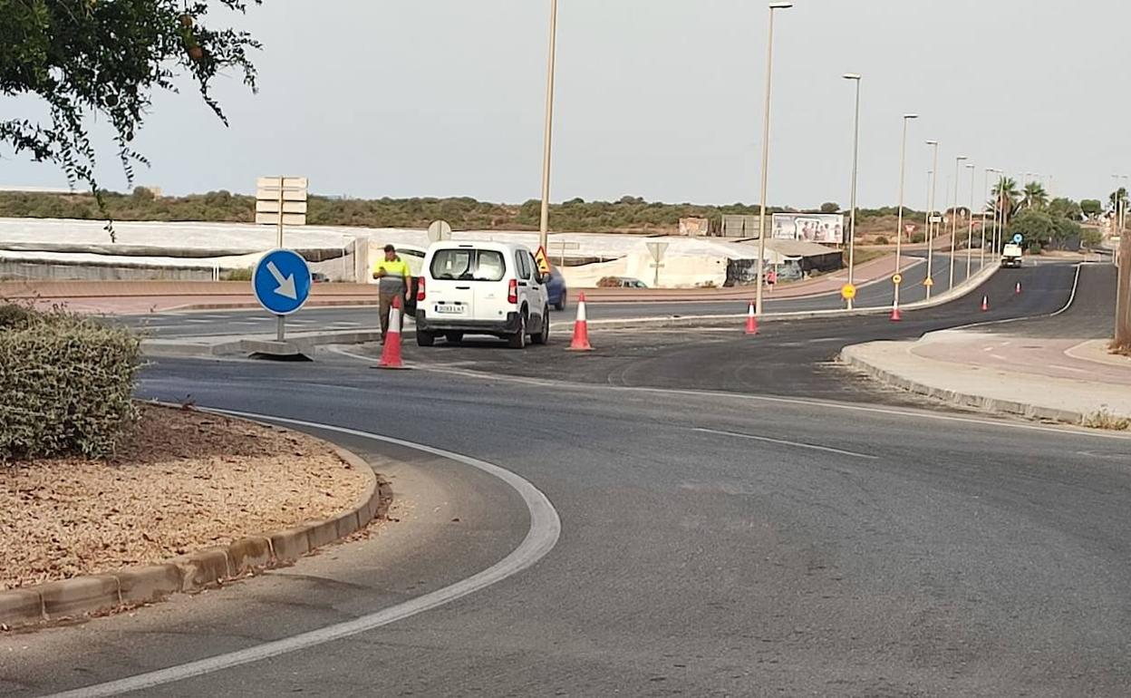 El Ayuntamiento ultima el desdoblamiento de la carretera en un tramo del vial sur
