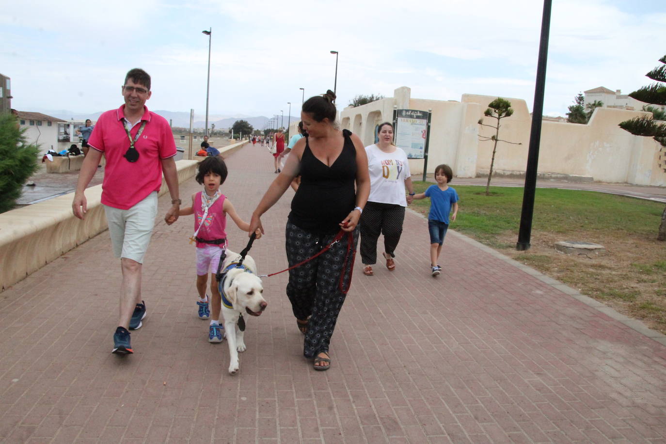 David López, Cayetana con un perro de apoyo especial, Olivia de Matteis, de la asociación Dog Point, Rosa Marinero y Ricardo. 