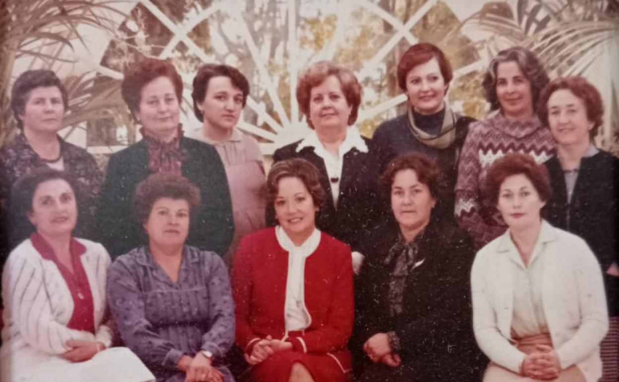 Dorita Gómez sentada en el centro, rodead de todas las mujeres que impulsaron la creación de la asociación Amas de Casa. 