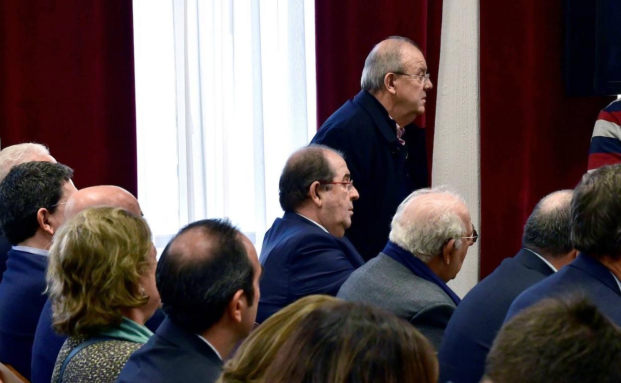 El exalcalde de El Ejido, Juan Enciso, de pie en la Audiencia de Almería.