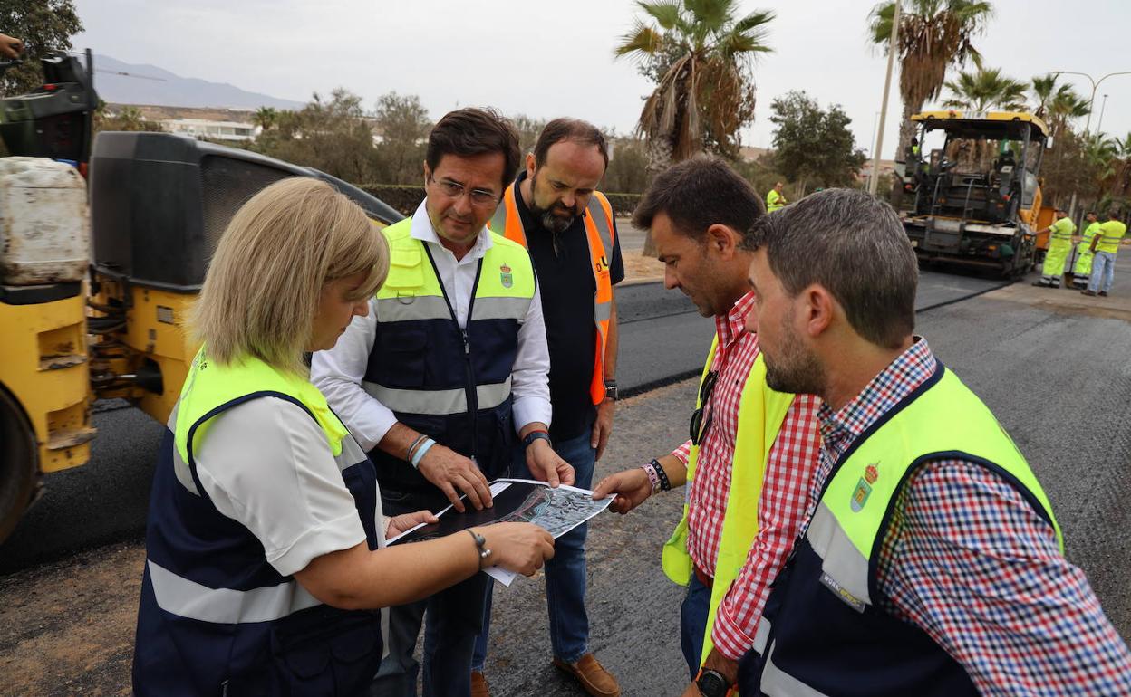 Arranca la pavimentación de una veintena de vías en Almerimar