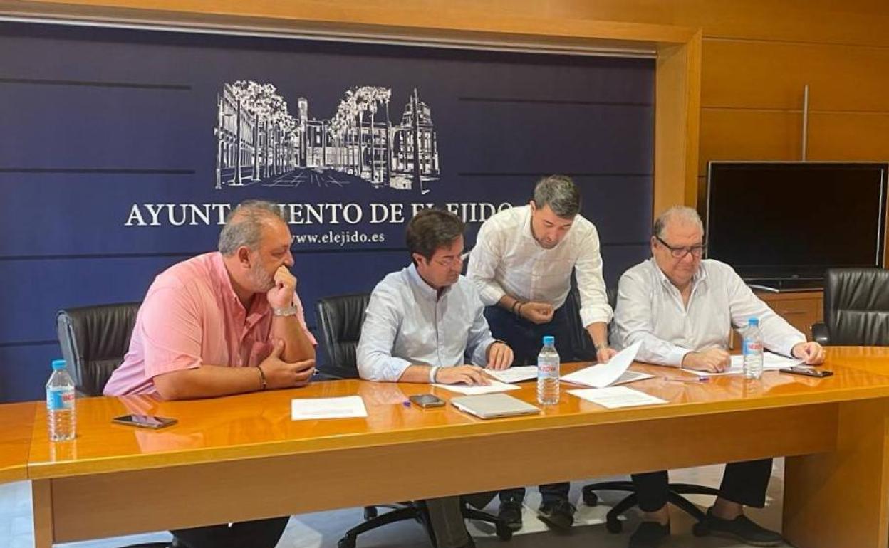 El Ayuntamiento sustituirá el firme de la carretera de Venta Carmona a La Redonda